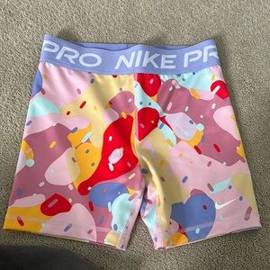 Tie die nike pros, size girls XL